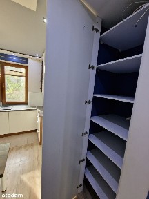 Przestronne 2 pokoje w centrum, 1. piętro, balkon, zamknięty teren