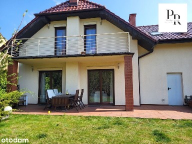 Nowoczesny dom z pięknym ogrodem w prestiżowej lokalizacji.