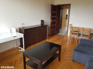 W pobliżu dworca PKP,rozkładowe,osobna kuchnia,balkon,garderoba.