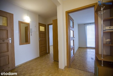 Pierwsze piętro, 3 pokoje, do zamieszkania