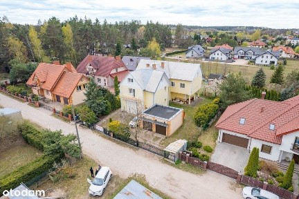Dom 2 lokale mieszkalne i cześć usługowa + garaże