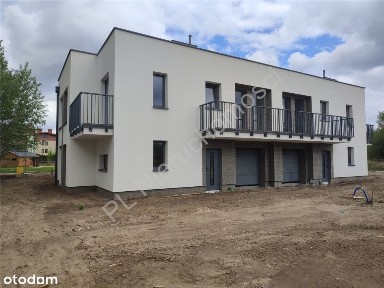 Dom z garażem w otoczeniu zieleni
