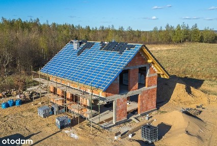Dom w otoczeniu jezior i lasów