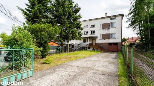 Czteropoziomowy dom z klatką schodową.