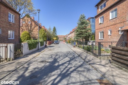 Między apartamentem a domem. Morze tuż tuż.