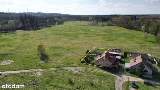 Połowa domu w otoczeniu lasów i pól