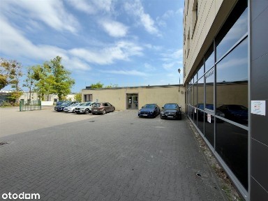 Lokal na parterze magazyn/biuro