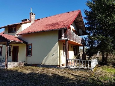 Sprzedam dom z budynkami gospodarczymi w okazyjnej cenie.