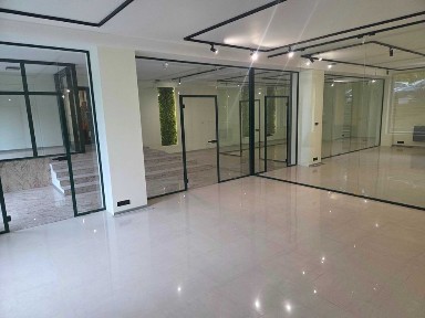 Lokal nr 11. Ścisłe centrum Tomaszowa.Wejście prosto z ulicy P.O.W. 17