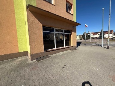 Lokal 74 m² centrum Czarne - narożny, witryny, parking / Możliwość podziału na dwa osobne lokale.
