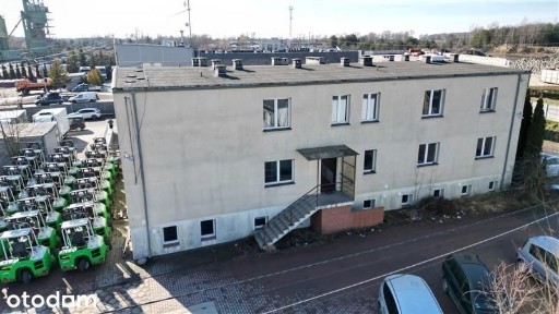 Trzykondygnacyjny budynek z zapleczem parkingowym