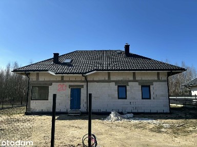 Dom jednorodzinny na nowo powstałym osiedlu zamkniętym