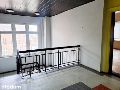 Kamienica w cichej uliczce obok Manhattanu