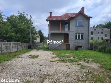 Przestronny dom w spokojnej okolicy.