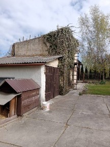 Dom z działką i budynkami gospodarczymi