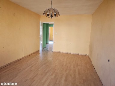 Wysoki parter. 2 pokoje + osobna kuchnia. Ogrzewanie miejskie.