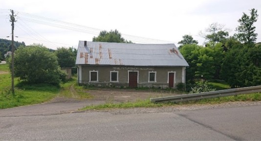 Budynek przemysłowy z małą elektrownią wodną