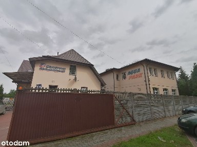 Budynek przychodni medycznej z basenem