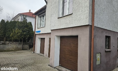 Dom z dwoma odrębnymi mieszkaniami (2x80m2) i garażami (45m2)