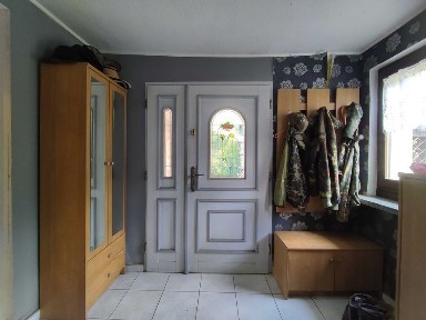 Dom pod lasem, duży salon, budynki gospodarcze