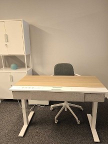 Spokojne miejsce do pracy - biurko w przestrzeni coworkingowej