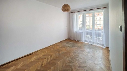 Sprzedam mieszkanie 2-pok. z balkonem, 1 piętro. - świetna lokalizacja