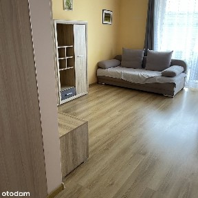 Urządzone do zamieszkania, ciekawa lokalizacja.Potencjał rozwojowy.
