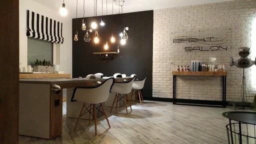 Stanowisko manicure/pedicure/inne zabiegi do wynajęcia. W cenie media.