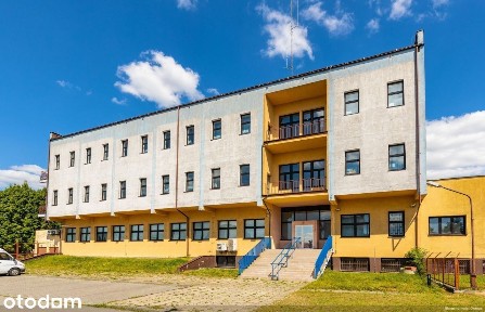 Duży budynek biurowy z parkingiem w Radomiu