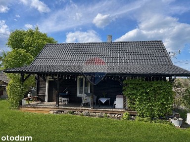 Klimatyczny drewniany dom wśród lasów w stylu rustykalnym