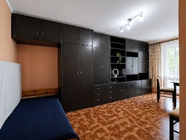 3 oddzielne pokoje na oś. Tysiąclecia posiada balkon oraz piwnicę.