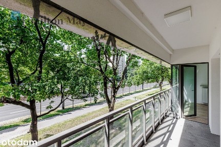 Jasny apartament z balkonem i widokiem na zieleń