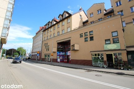 Lokal handlowo-usługowy w centrum, parter z wejściem z ulicy, witryny