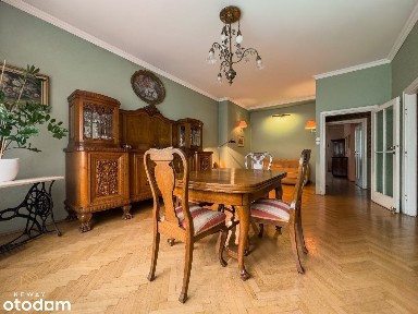 Apartament w modernistycznej kamienicy z balkonem