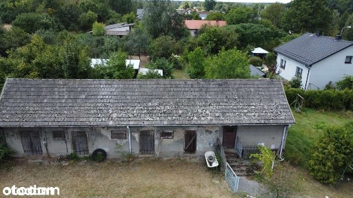 Dom jednorodzinny z budyniami gospodarczymi