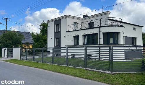 Willa modernistyczna. Zamiana. Duża działka. Basen. Dom parterowy.