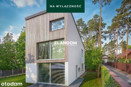 Nowoczesny dom na dużej działce z sosnami