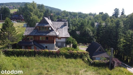 Modrzewiowy dom w Kościelisku z widokiem na Tatry