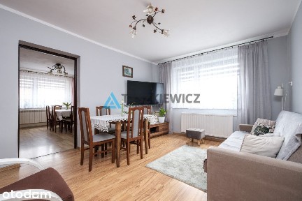 Dom wolnostojący z podziałem na dwa mieszkania.