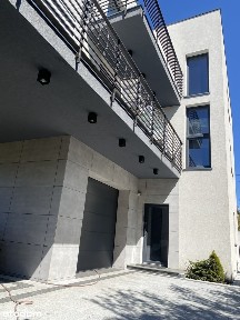 Dom wielorodzinny, w nim 3 mieszkania + lokal usługowy