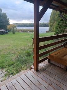 Domek letniskowy nad samym jeziorem.