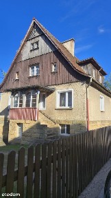 Pietro domu, plus podpiwniczenie do zaadoptowania na mieszkanie.