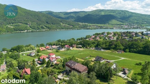 Wyremonotwany obiekt blisko jeziora w górach