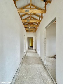 Przeszklony dom parterowy typu stodoła