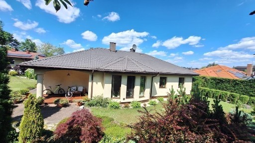 Parterowy, wolnostojący. Okolica Daṅdówki.
