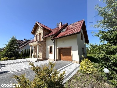 Wolnostojący dom z 4 dużymi sypialniami i salonem!