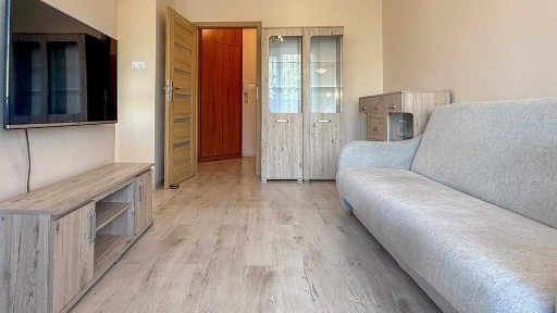 Przytulna kawalerka z wydzieloną kuchnią oraz dużym balkonem