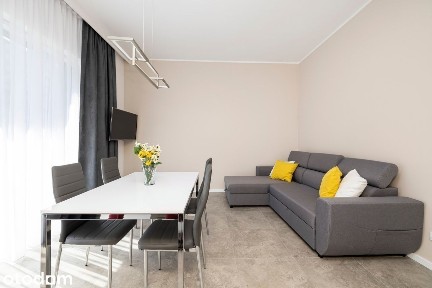 Cichy apartament z balkonem i garażem w Gdyni