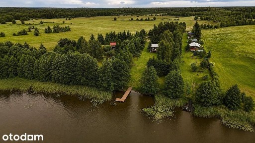 Uroczy dom z linią brzegową i nowym pomostem