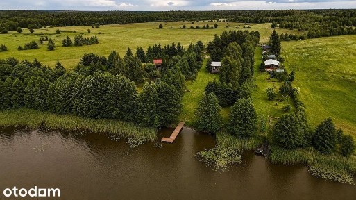 Uroczy dom z linią brzegową i nowym pomostem